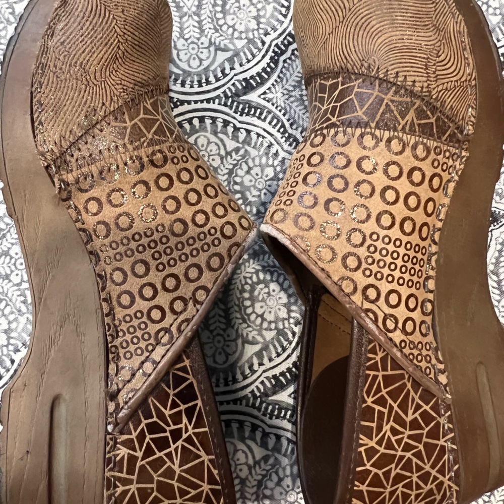 Sanita clogs with multi pattern in brown giraffe size 39